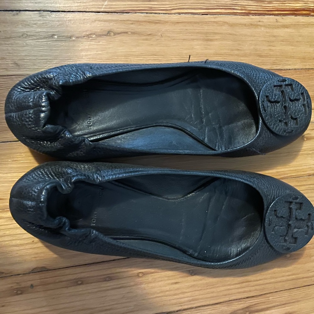 Black leather Tory Burch flats